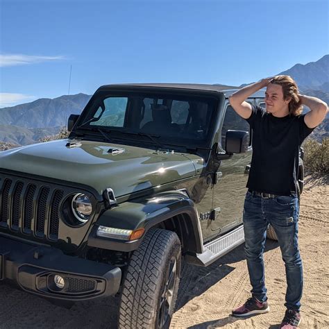Andrey Yanyuk (reynad) (@andreyyanyuk) .